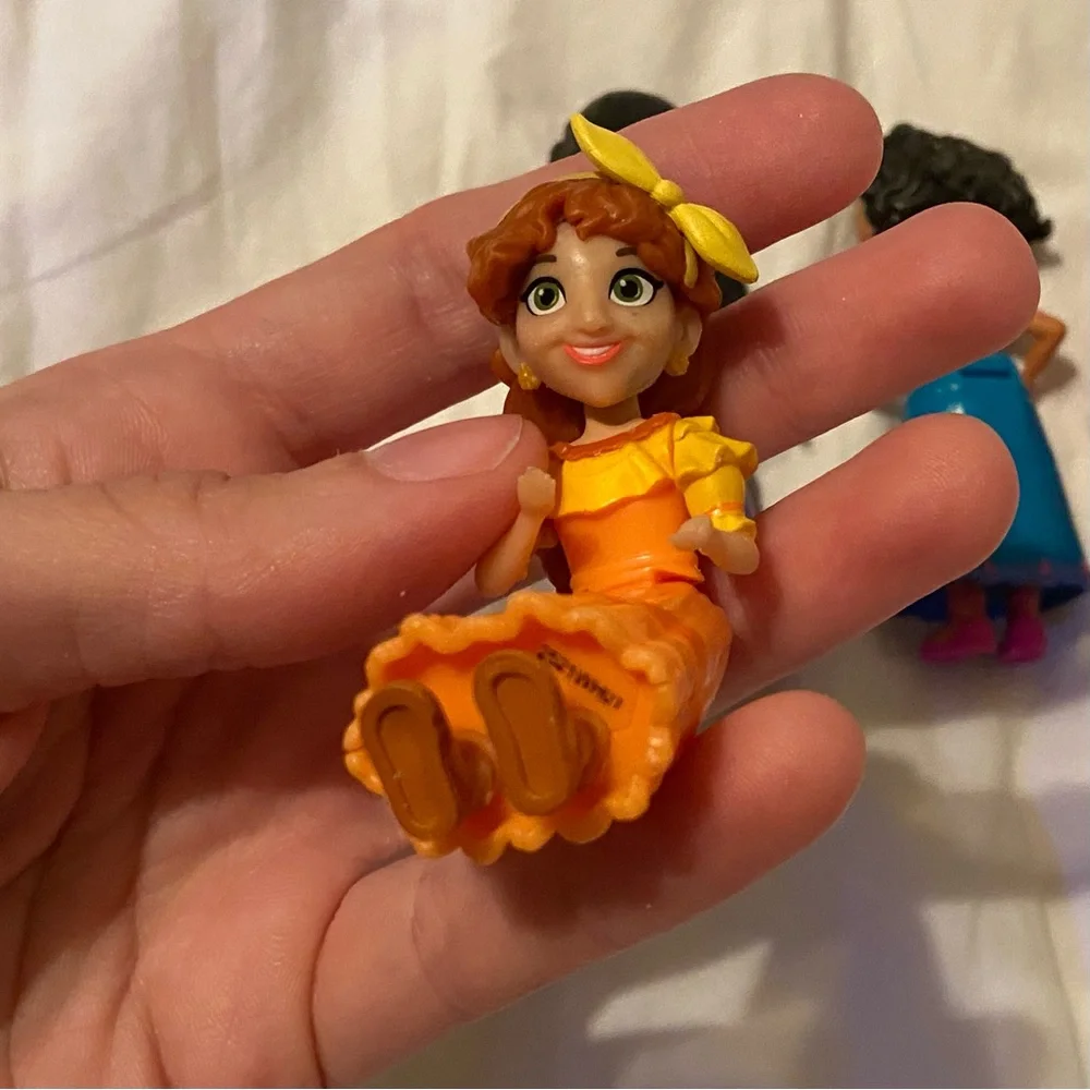 DISNEY ENCANTO (4 piece set) - Picture 4 of 11